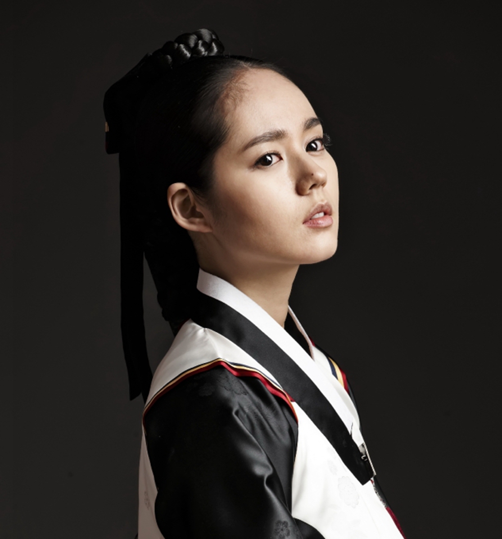 韩星古装:宋慧乔素面朝天,李英爱优雅大方,韩佳人小身材大脑袋