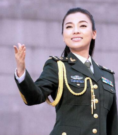 5位当过兵的女星,刘涛喂了3年猪,图5的军衔高得吓人!