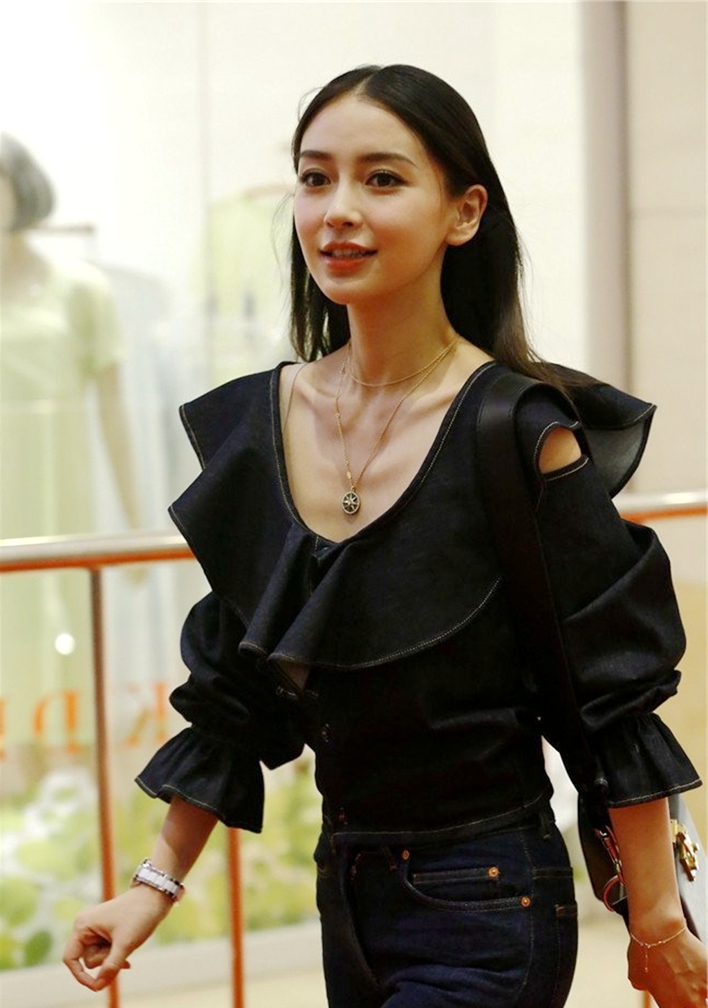 艳丽动人,就是太瘦了——angelababy