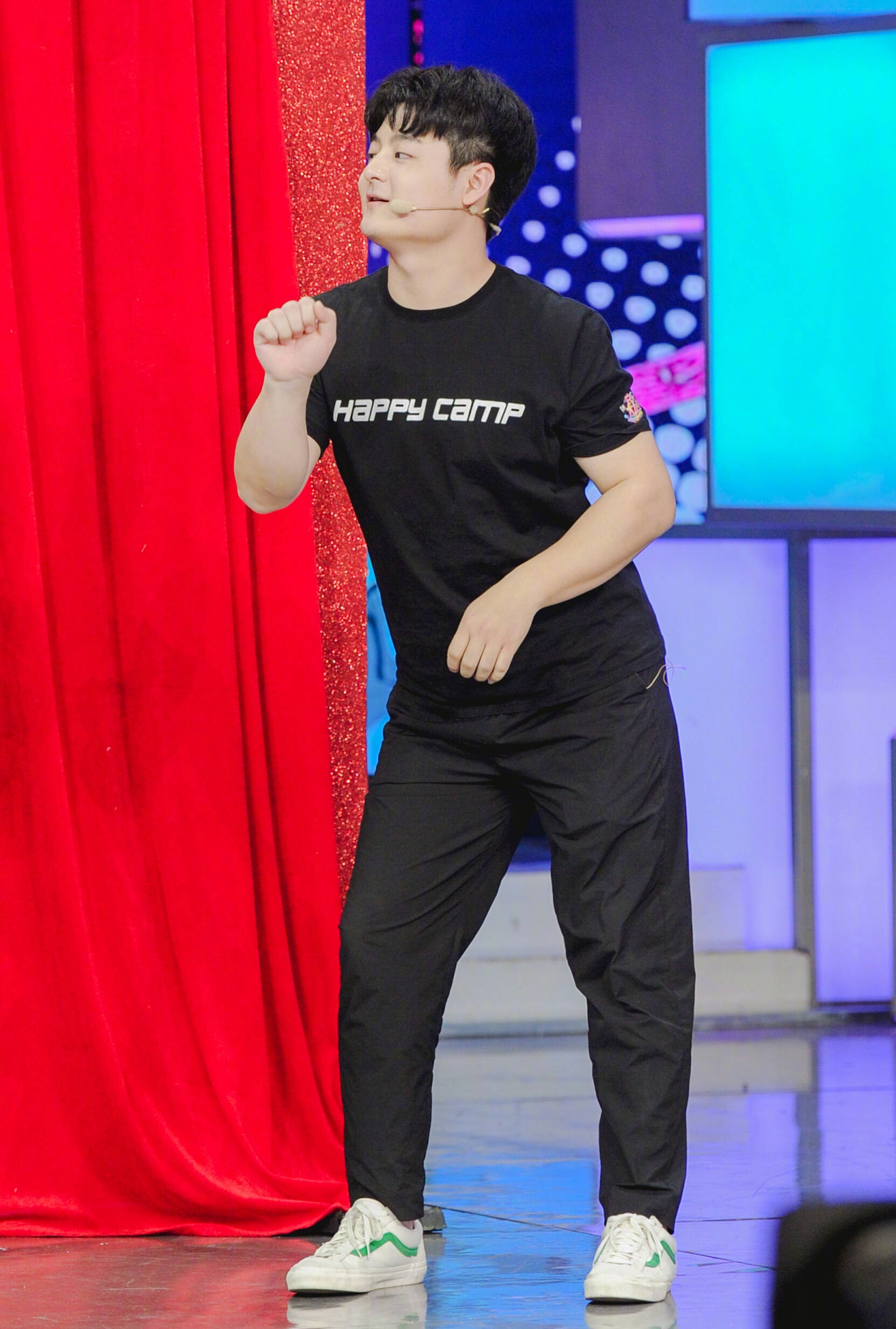 快乐大本营的导演小方为大家表演跳舞,魔性的舞姿把陈羽凡看呆了