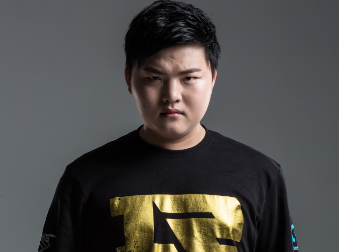 uzi姐姐首次出境,长相甜美气质十足,粉丝调侃:确定是亲姐弟?