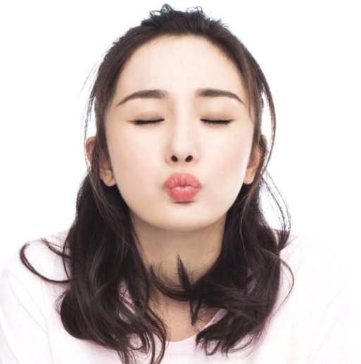 女星嘟嘴卖萌神表情!热巴搞怪,baby少女,却都被郑爽秒杀了