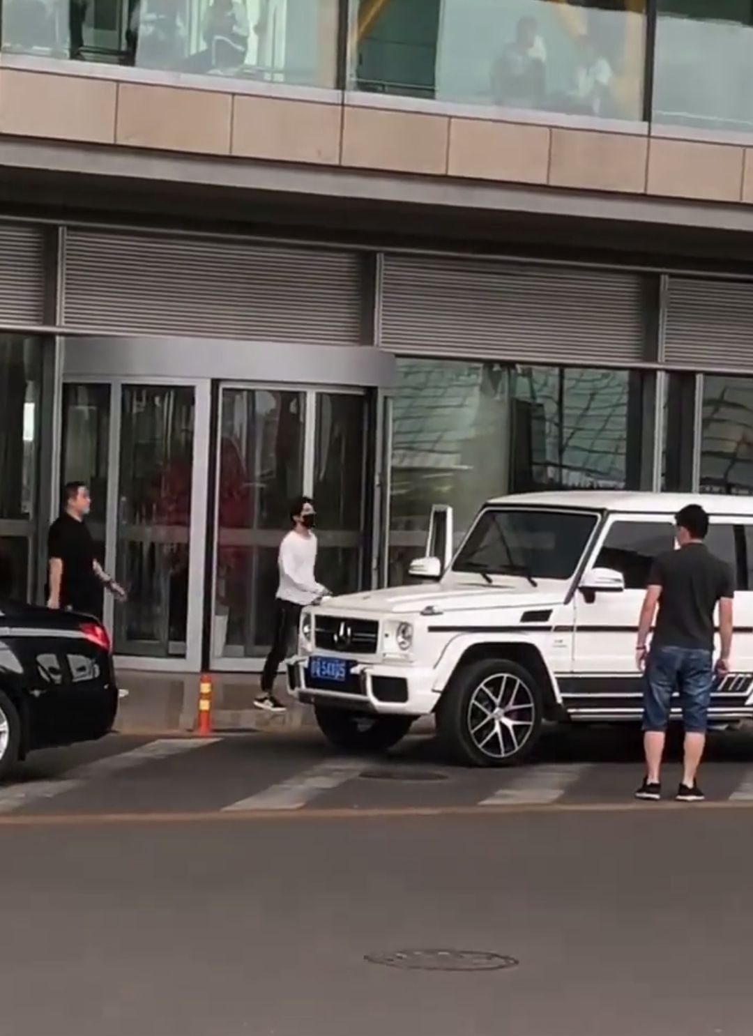 易烊千玺坐上奔驰副驾,胖虎为他开车,谁注意到男粉丝的尖叫声