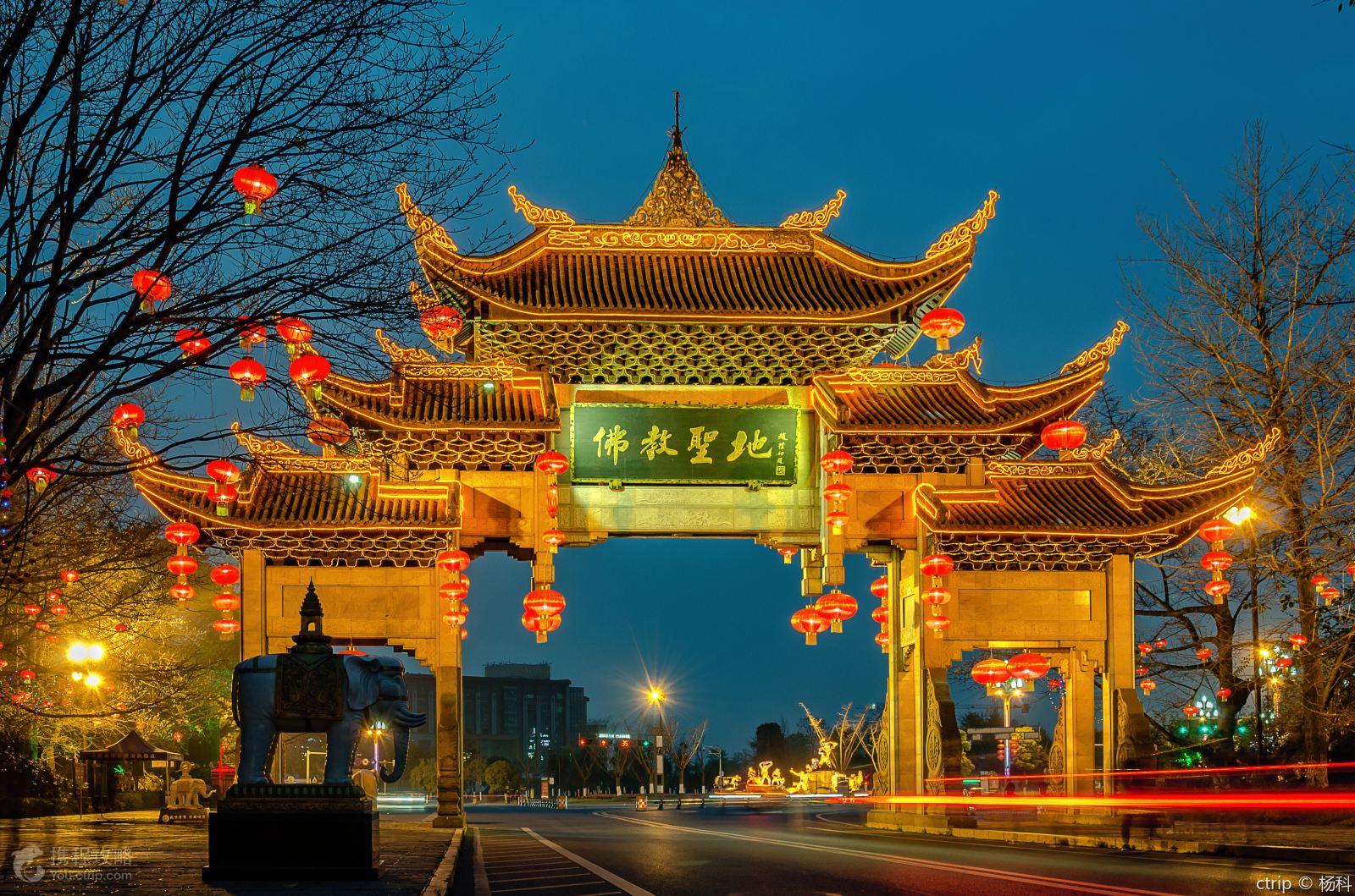 峨眉山最有标志性的几个景点,建筑雄伟热闹非凡!