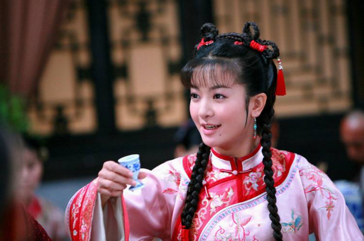 新还珠:小燕子7件衣服,图5在逃难,图7箫剑大婚,哪件最好看?