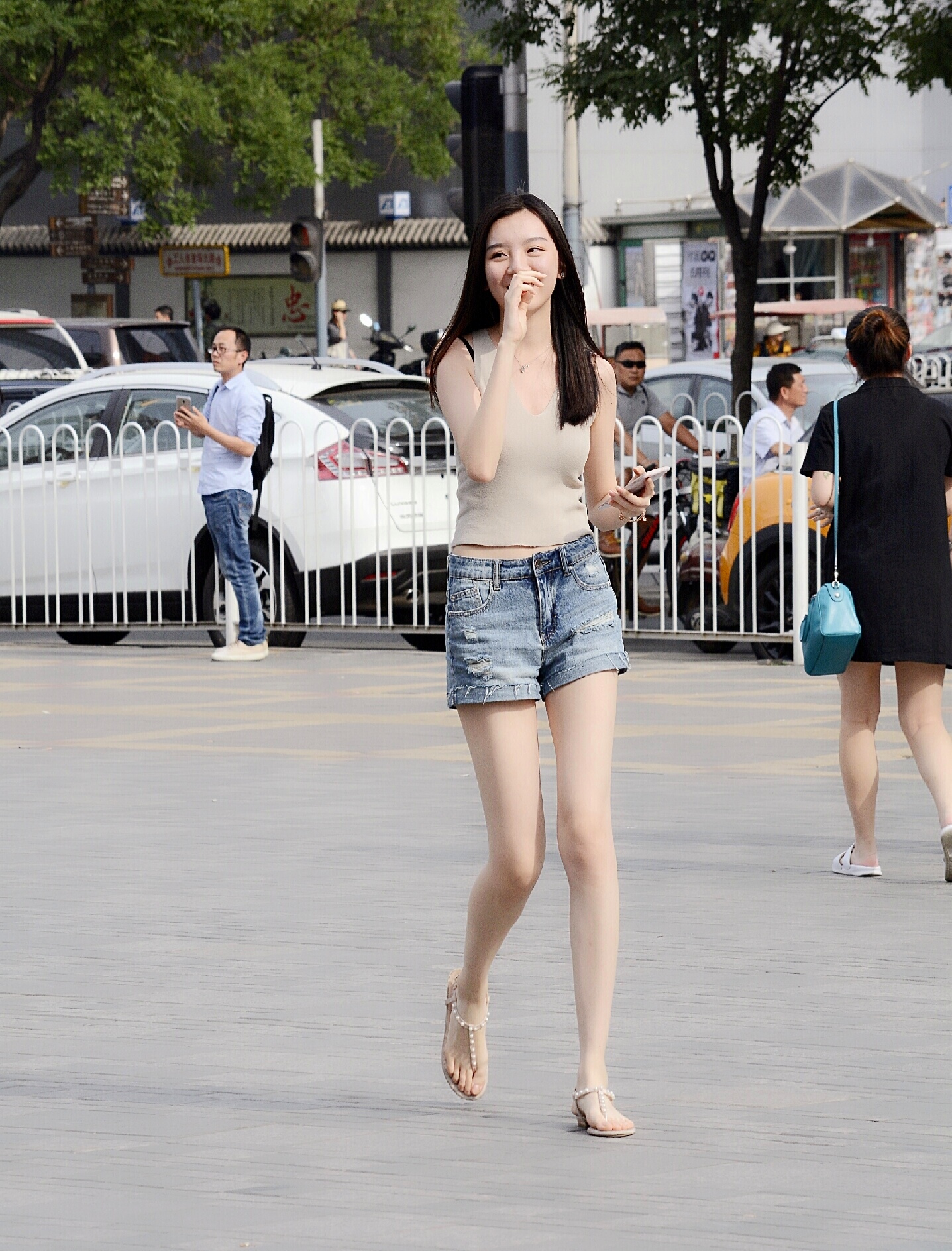 北京街拍:炎热的夏季牛仔短裤成了女孩们的最爱