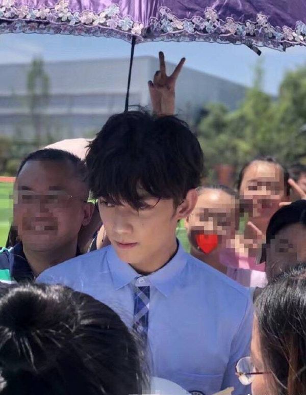 吴磊经过紧张的高考过后,低调现身毕业学校,受到全校师生的追捧