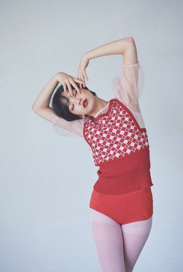 小松菜奈的这款短发相当的流行,长度大约是到耳朵的位置,而且要有凌乱