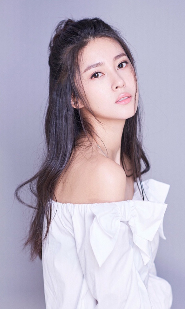 外表青春靓丽,气质高贵典雅——钟鹿纯