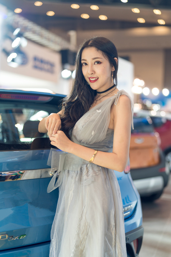 重庆街拍,美女如云的车展会上,带你领会时尚的魅力!