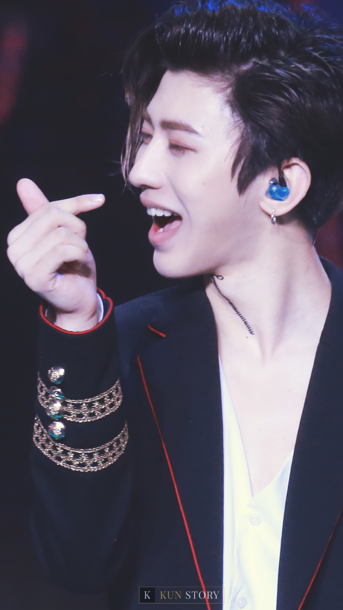 蔡徐坤用手比心真的好可爱,嘴唇看起来有点干,记得多喝水!