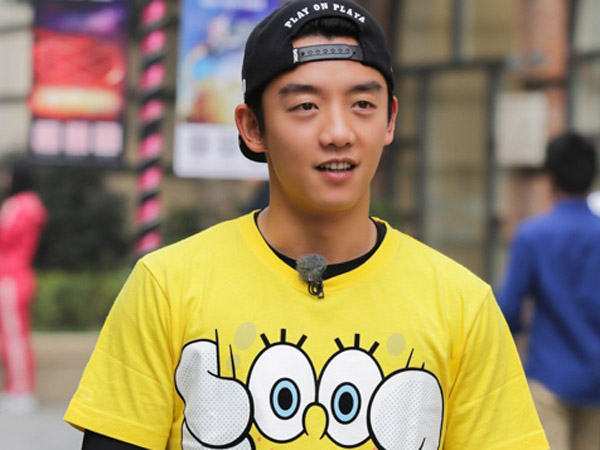 郑恺臭美给脚做美容,然而网友的关注点却在他的腿上