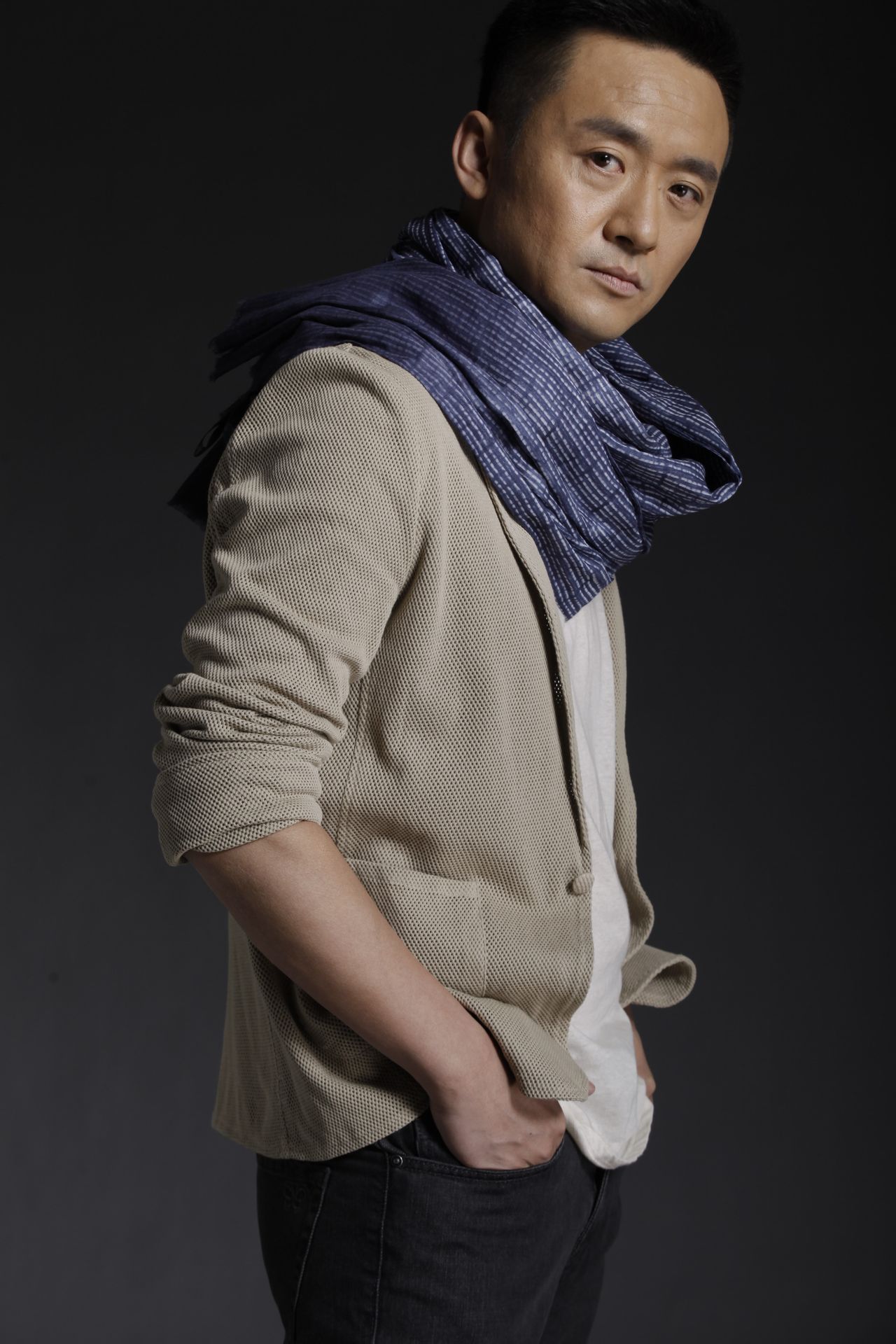 他为学表演和父亲闹僵,拍戏要垫增高鞋垫,为给妻子安全感却退圈