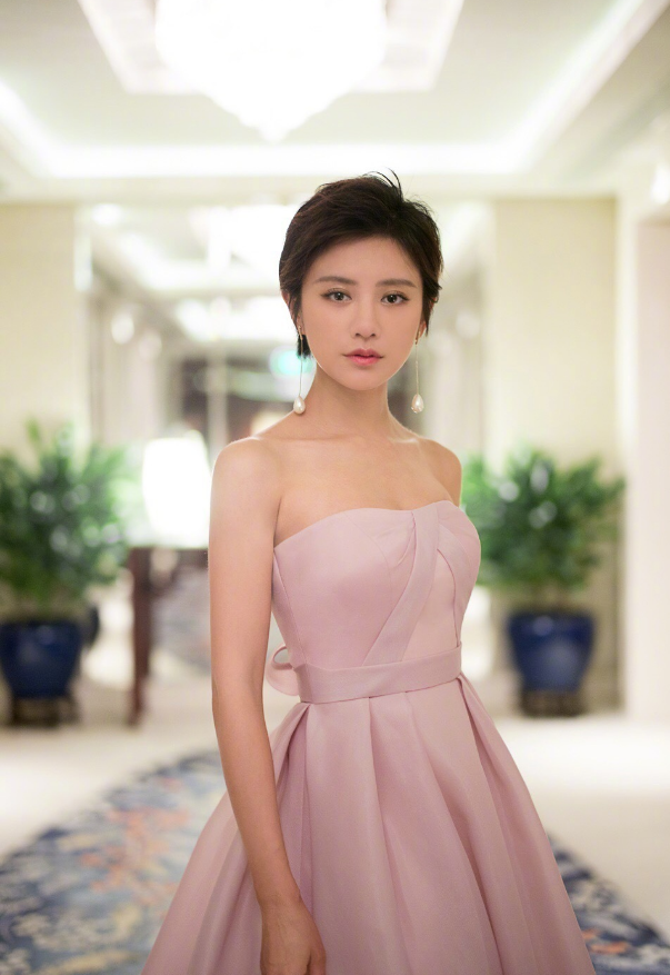 活泼可爱,香肌玉肤——伊一