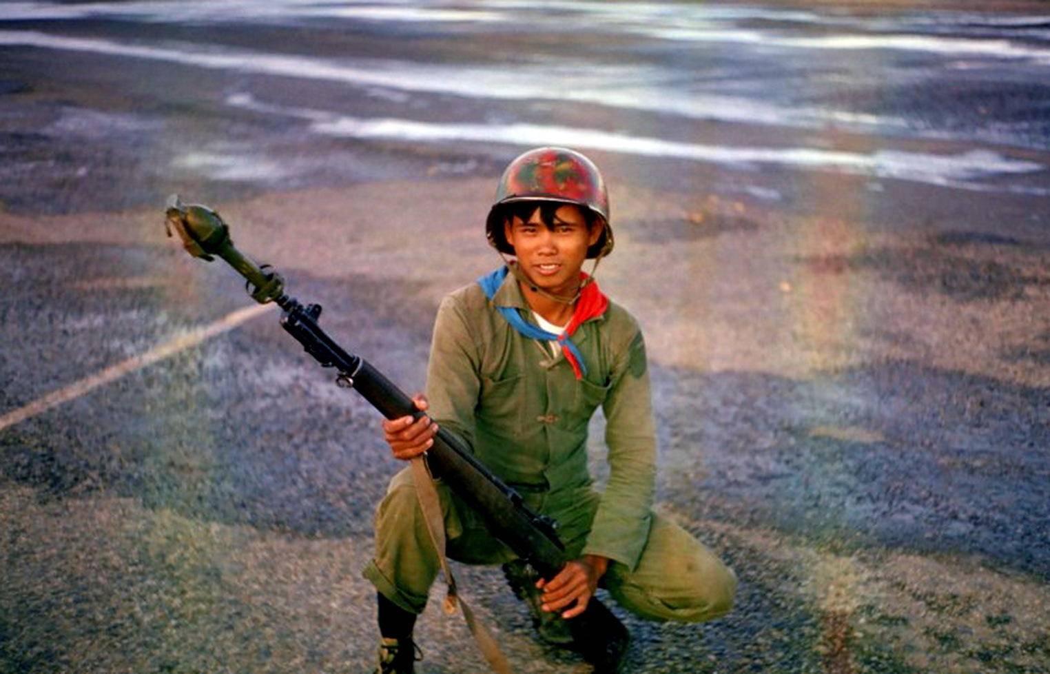 1964年,南越士兵乘坐美军直升机作战的老照片