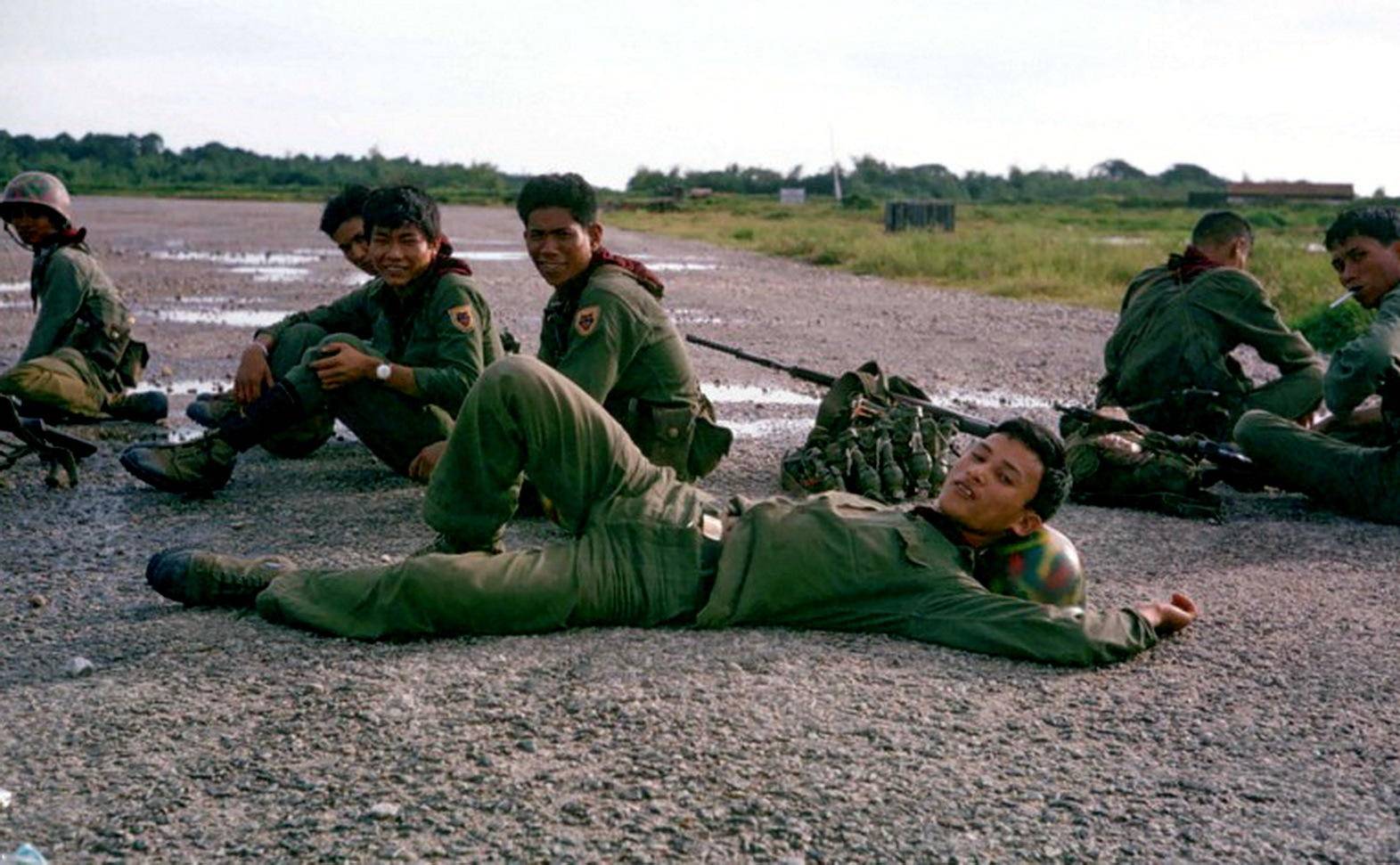 1964年,南越士兵乘坐美军直升机作战的老照片