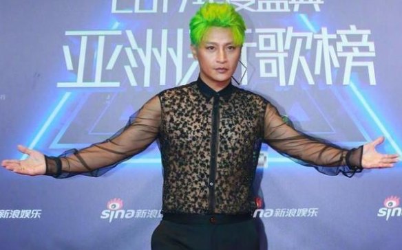 当男明星染起"北极星"发色,他的霸气,网友:最后一个辣眼睛