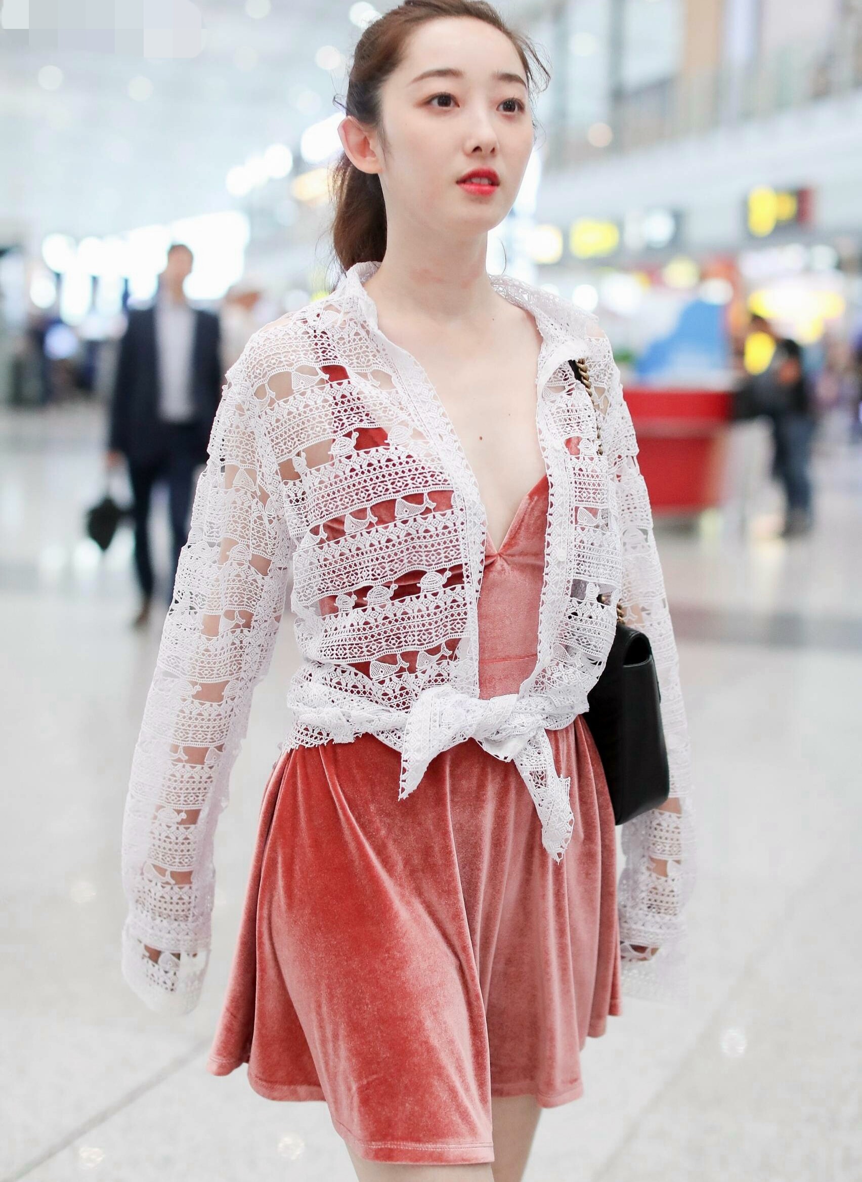 蒋梦婕身穿低胸装才发现她身材平平,嘟嘴卖萌也感觉不到小清新!