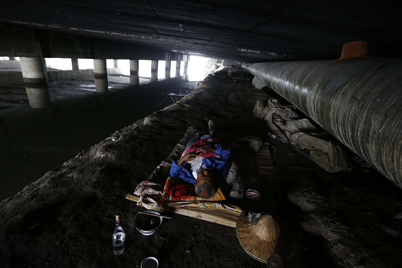 67岁老汉在桥洞下生活17年,不愿离开