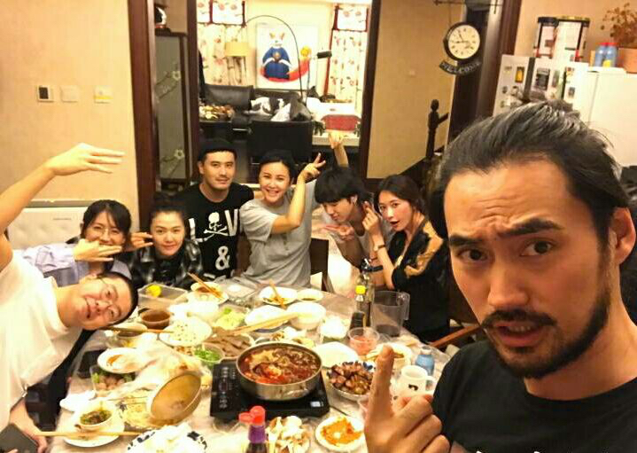 华晨宇晒与李诞合照一笑泯恩仇 李诞曾嘲讽华晨宇技不如人