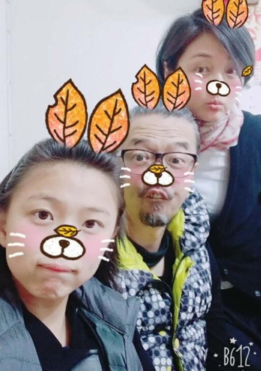 原来张延嫁给了他,《余罪》里的"老傅",如今14岁的女儿很漂亮