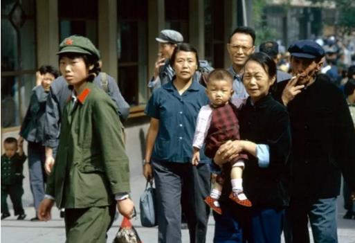 60年代老照片,图1人群中穿军装尤其耀眼,图4 内蒙古边疆女民兵