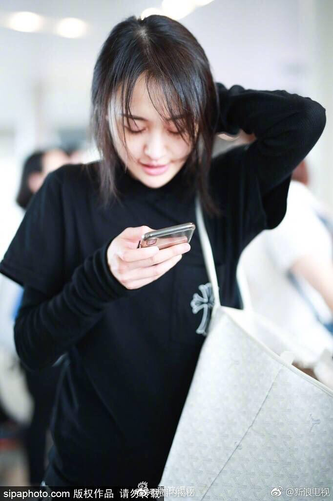 郑爽素颜现身机场,发量堪忧