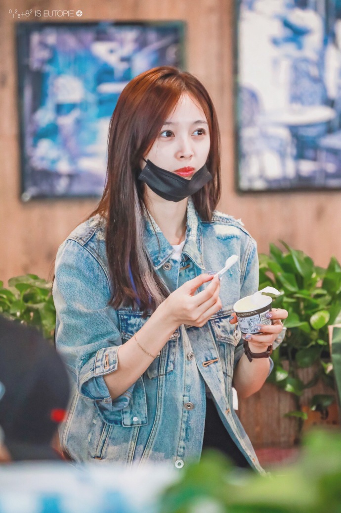 吴宣仪穿牛仔衣搭配牛仔短裤素颜现身机场,黑眼圈太让人心疼了!