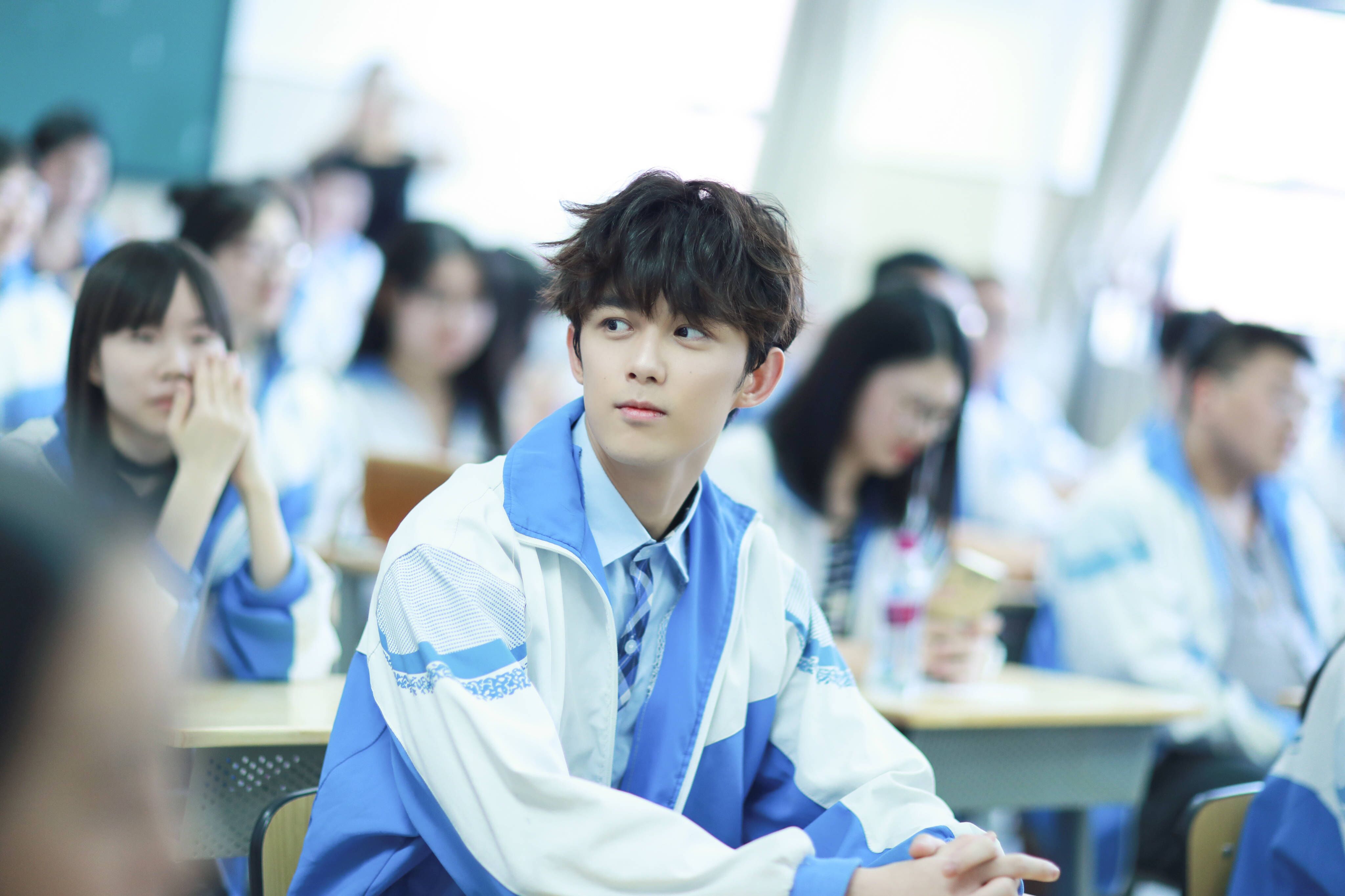 对不起,错怪校服了,阳光美少年吴磊好像小说中的学长