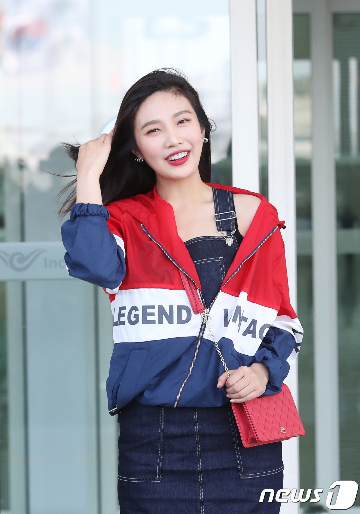 red velvet朴秀荣现身机场前往美国!网友:joy是真的胖了!