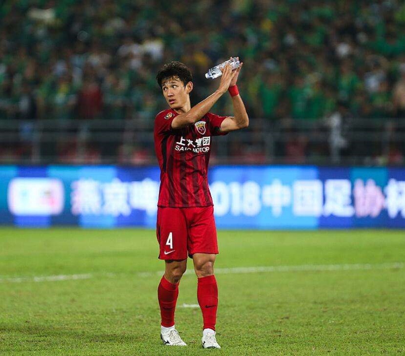 戴个项链图个啥?王燊超再次停球失误后受重罚:剥夺国脚资格一年