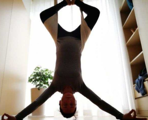 蒋勤勤挺着大肚子做瑜伽,挑战高难度的倒吊姿势,这也太危险了