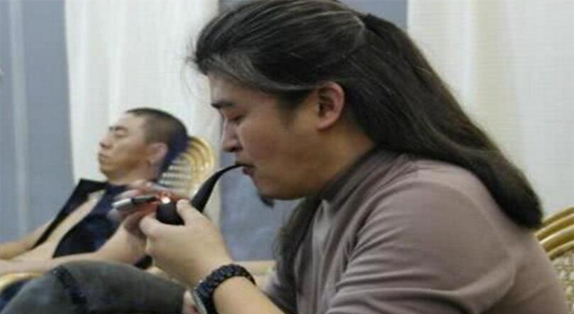 明星玩烟斗,古惑仔陈浩南沧桑,周星驰搞笑,他像"大力水手"!