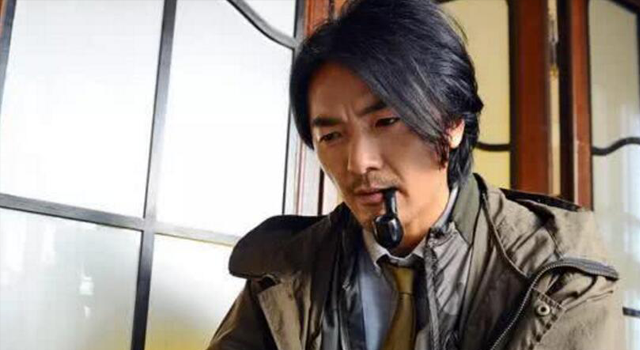 明星玩烟斗,古惑仔陈浩南沧桑,周星驰搞笑,他像"大力水手"!