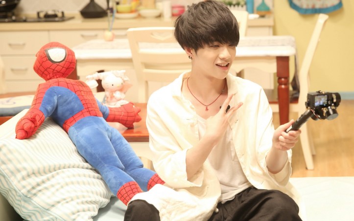 华晨宇组团去张歆艺家吃火锅,和李诞合影实力抢镜