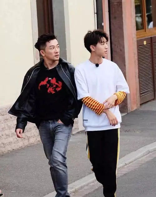 苏有朋王俊凯出游,却无意暴露了王俊凯的身高?