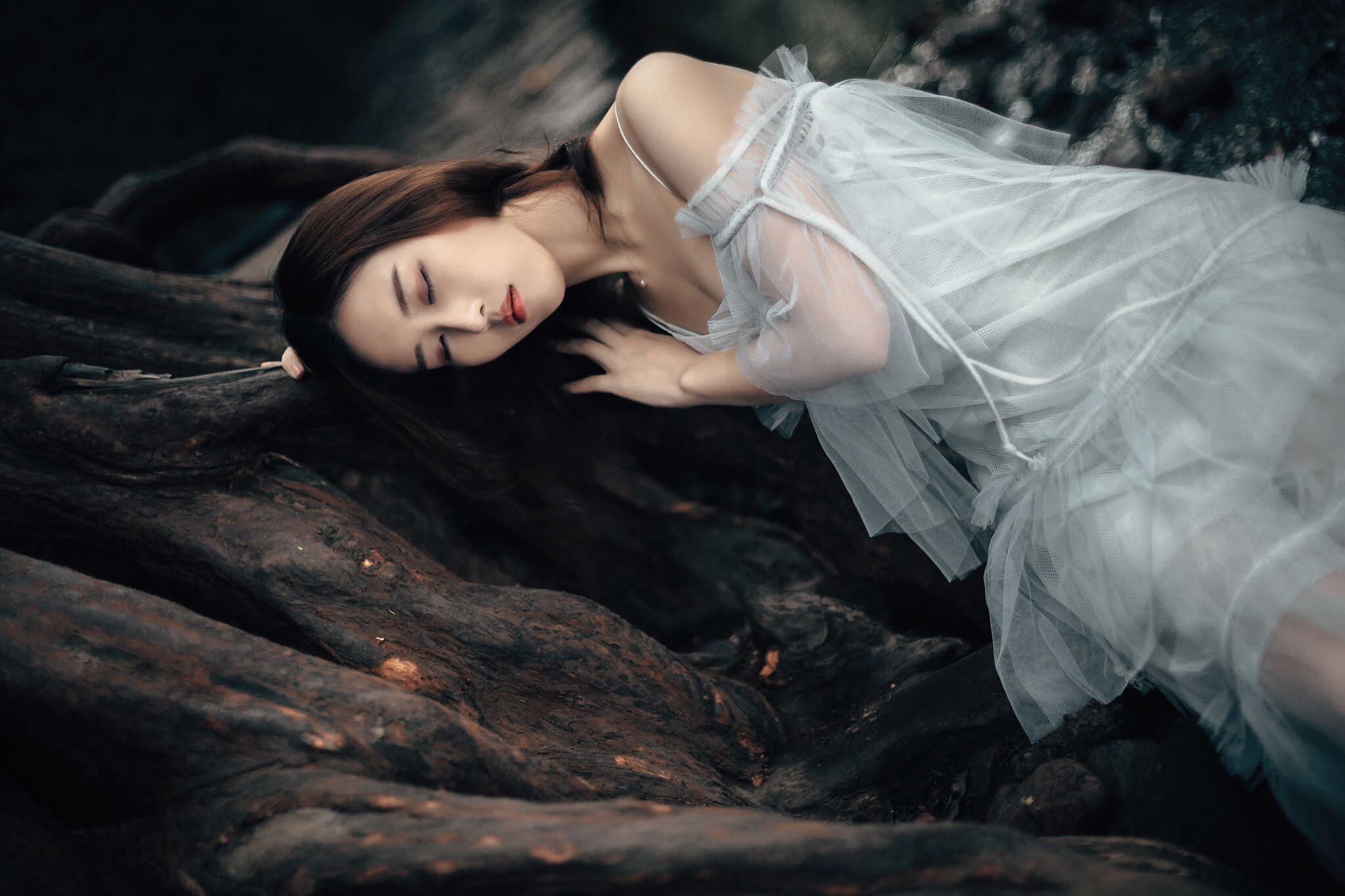 摄影:沉浸在这美丽安静森林中的女孩!