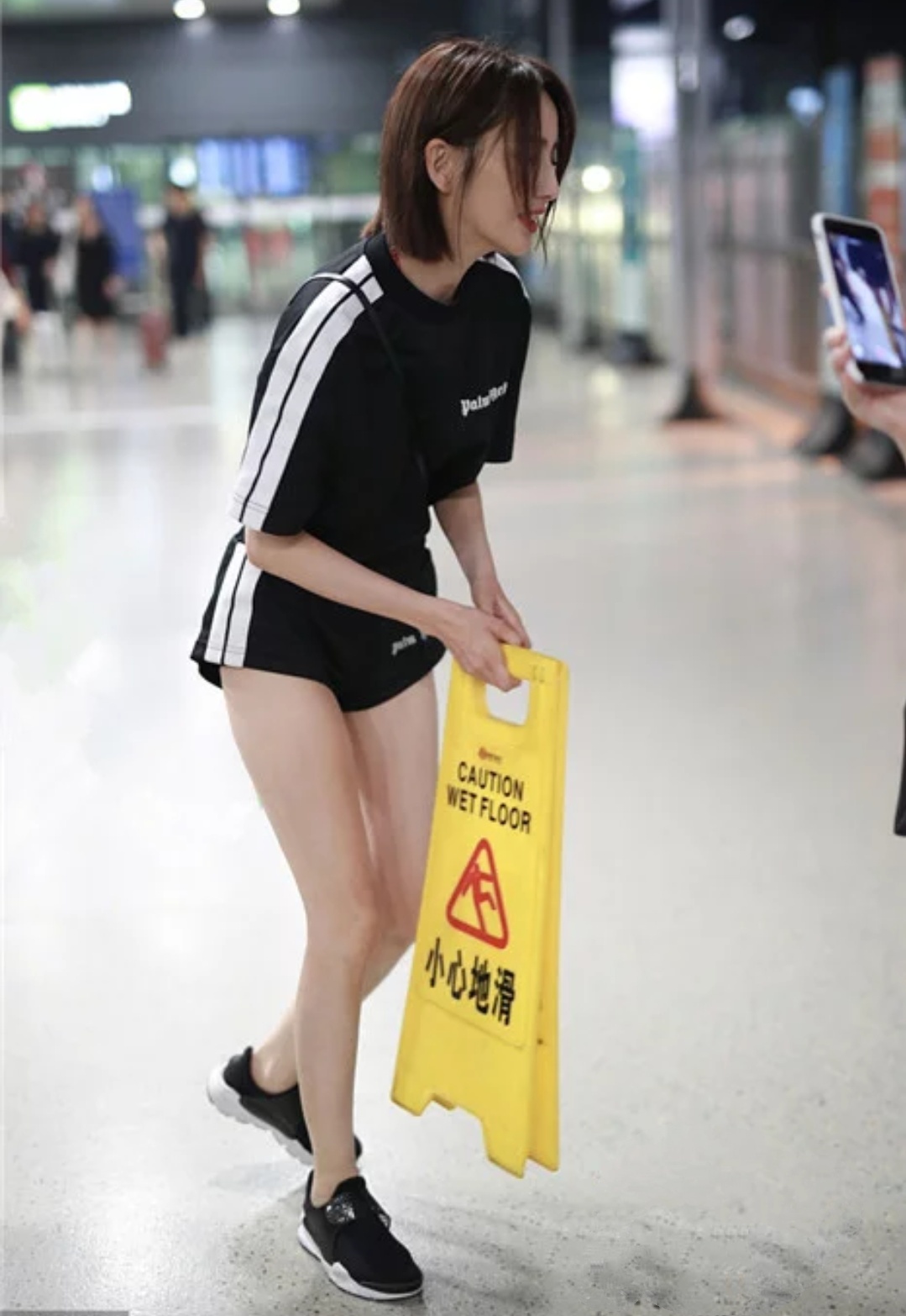 佟丽娅穿短裤现身机场,最美的动作让网友鼓掌!