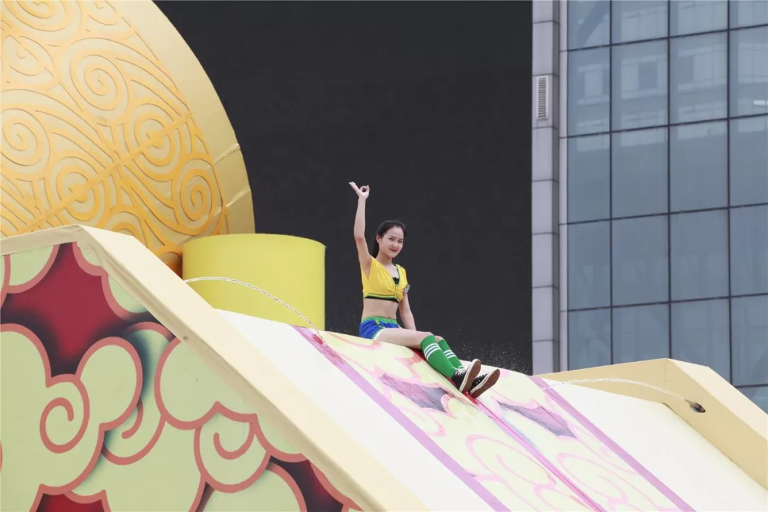 在"男生女生向前冲"的赛道上,一群足球宝贝也来闯关啦~这次的比赛