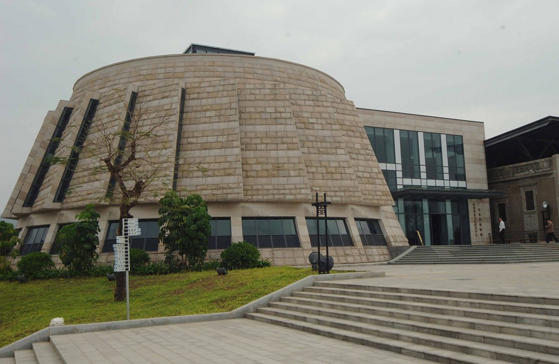 广东省江门市恩平市博物馆是广东省三级博物馆,是隶属于恩平市文化
