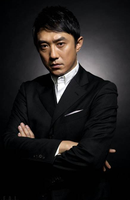 黄磊,1971年12月6日出生于江西南昌,2000年主持台北飞碟电台《黄磊