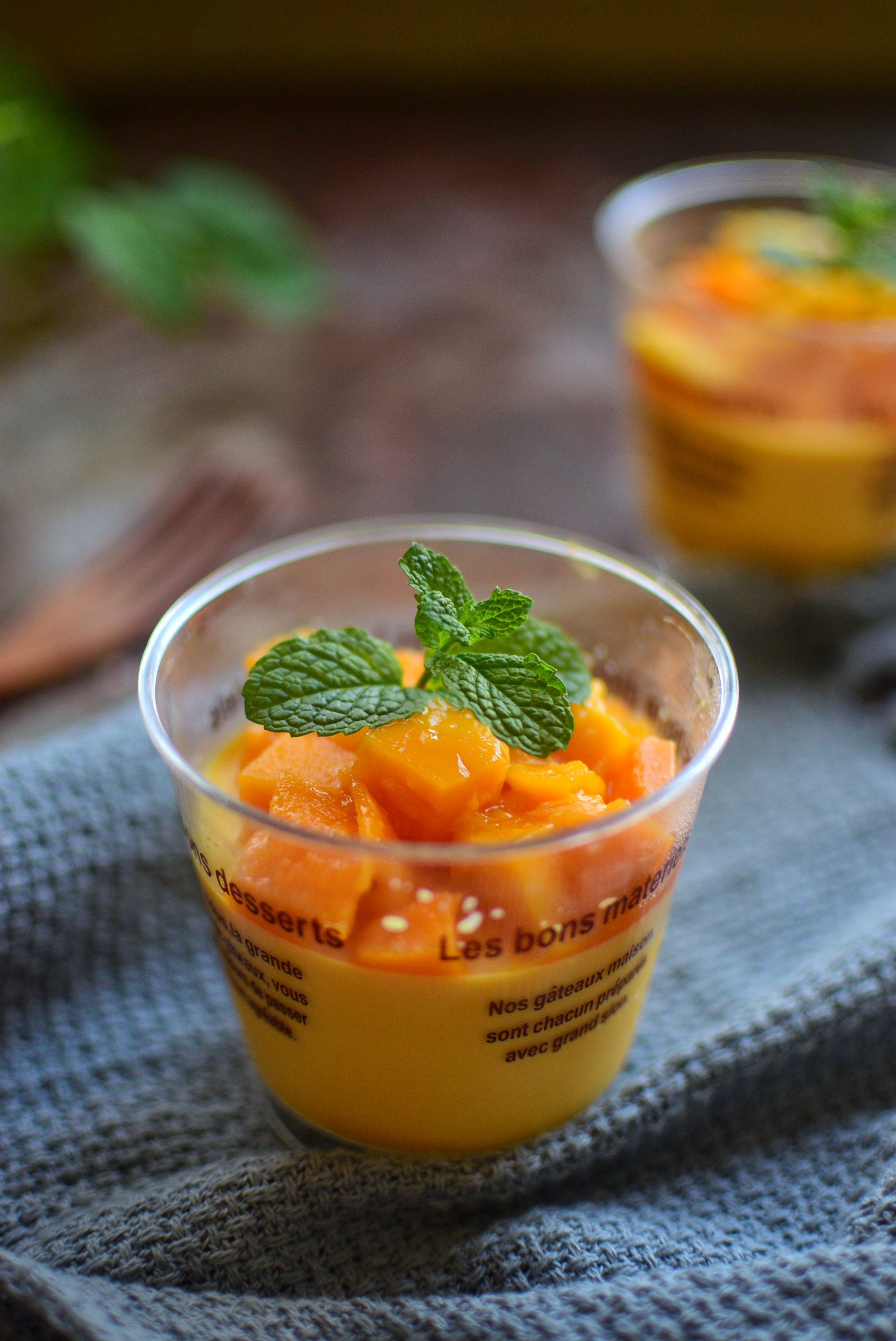 夏天就爱吃冰凉爽口的芒果布丁,一口一口软嫩香甜,做法太简单了