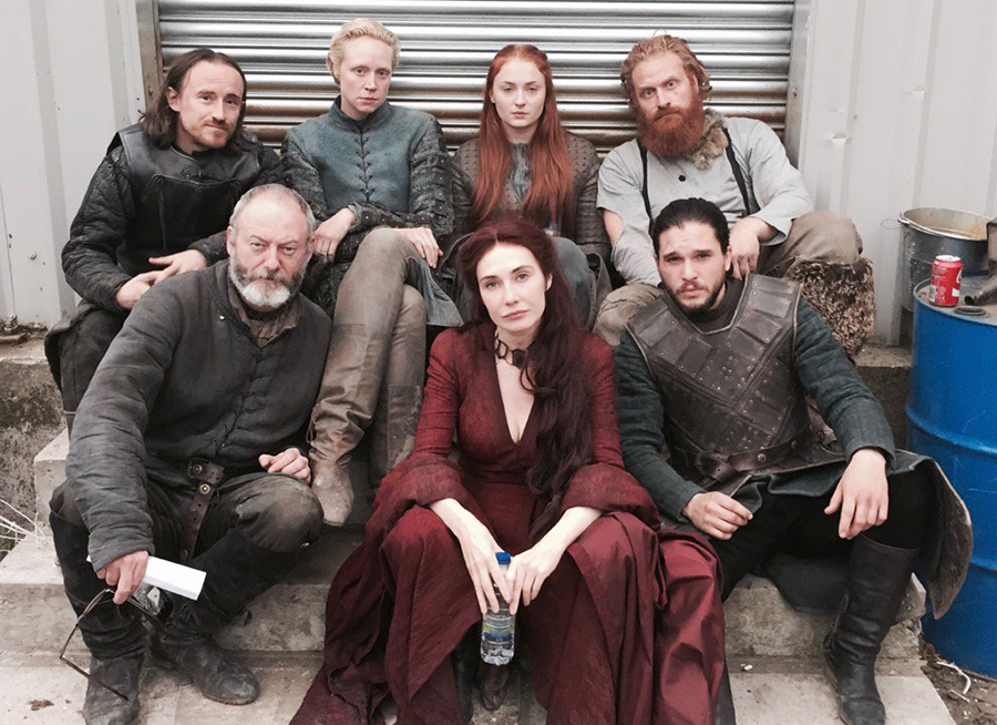 权力的游戏花絮:三傻合影颜值输给了女巫,龙妈在假龙上飚演技