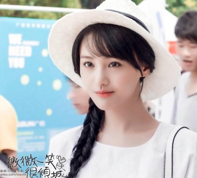 郑爽:郑爽饰演贝微微(芦苇微微),贝微微是庆大计算机系系花,美女学霸.