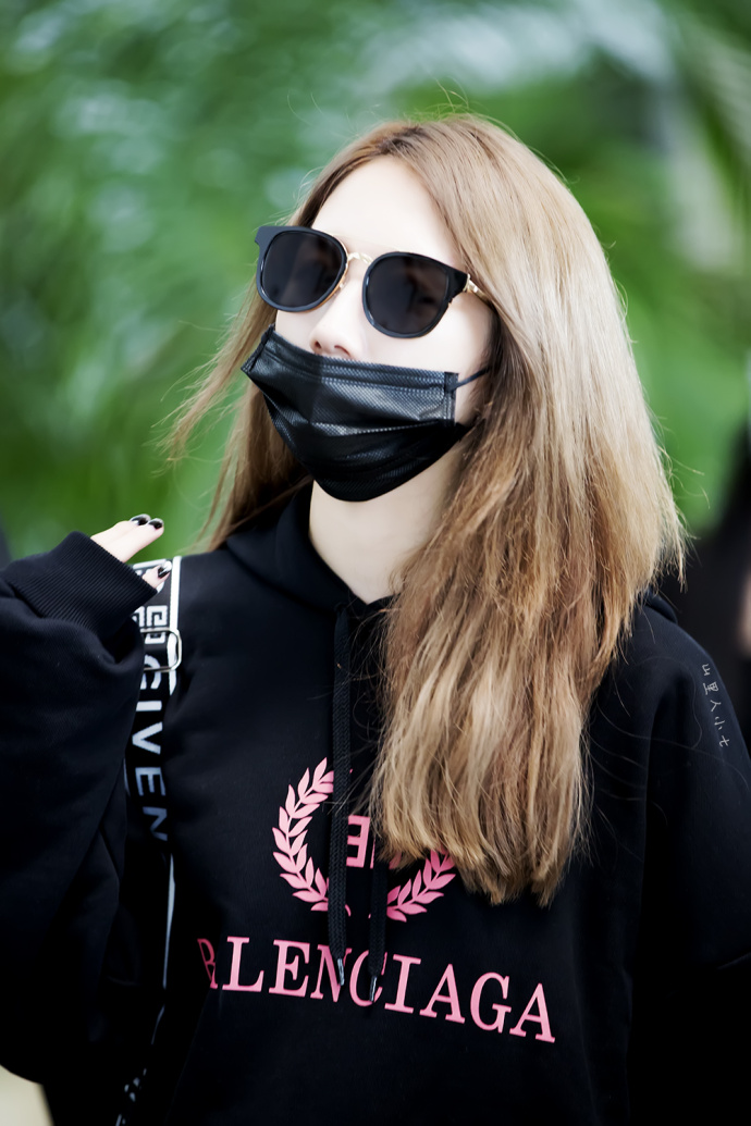 孟美岐戴墨镜和口罩穿黑色连帽卫衣现身机场,素颜出镜依旧很美!