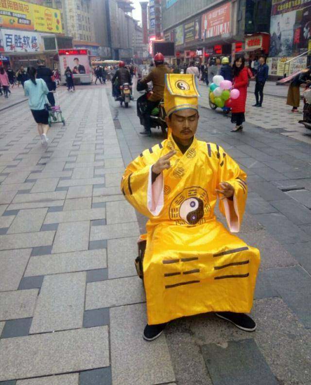 神似林正英的模仿者火了,要拍电影《九叔归来》