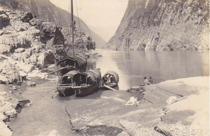 罕见的60年代老照片:图1瞿塘峡江边的古栈道,图3学习骑自行车