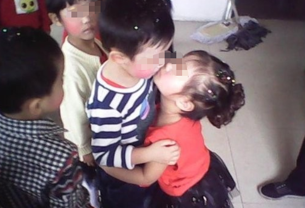 5岁小女孩在幼儿园被园长戏弄下体,家长:气得我想动手打人