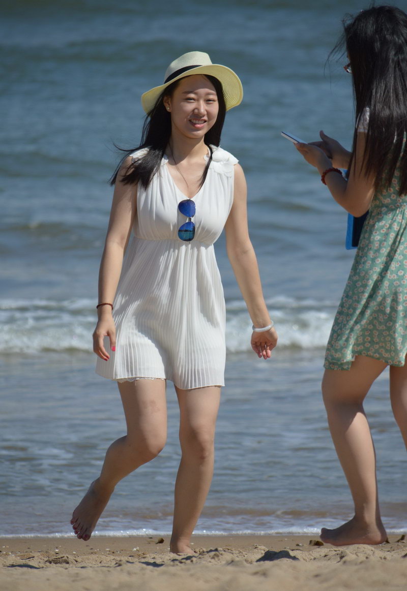 街拍:假如你中了1000万,你会花多少钱为她买钻戒?图4无价