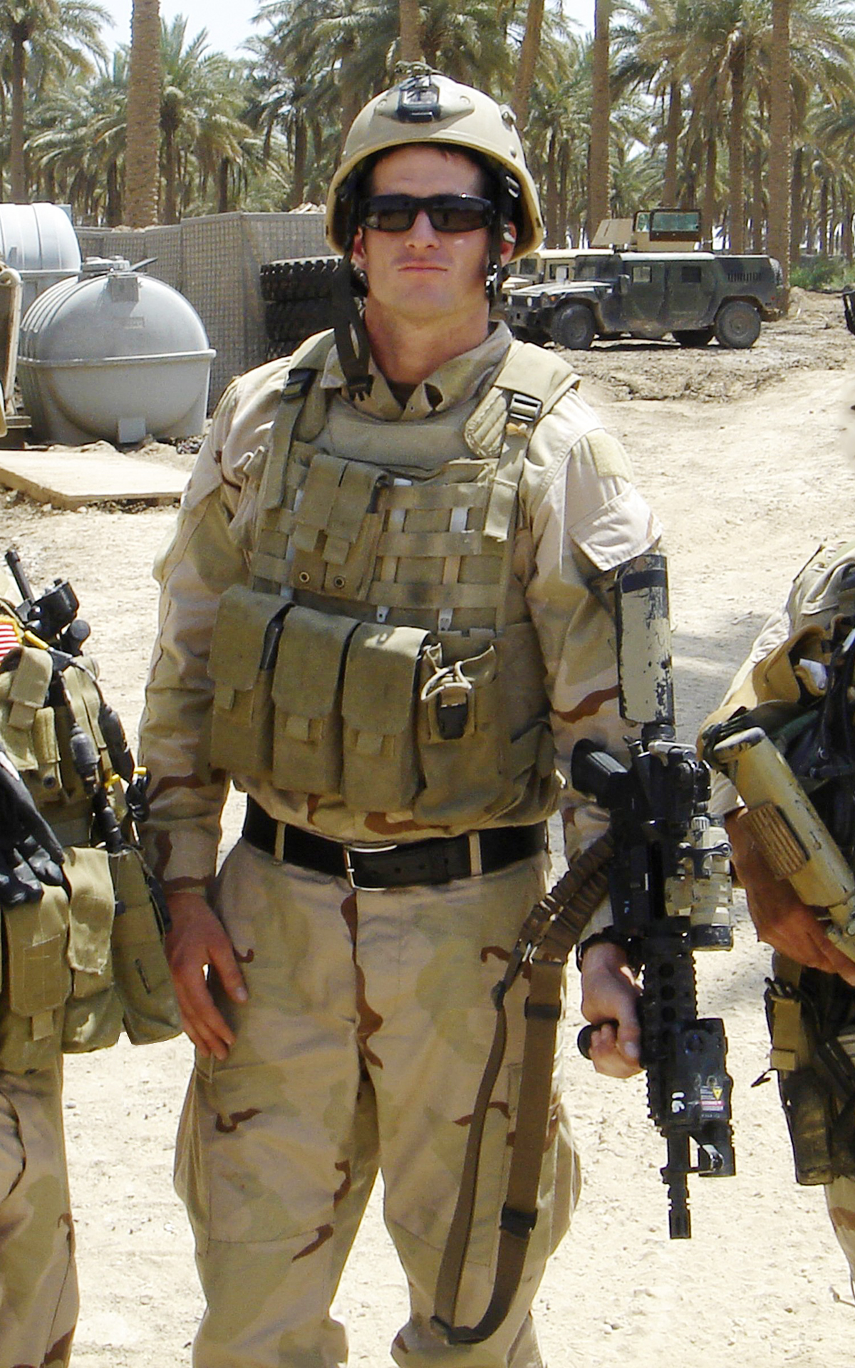 2006年,美国海豹突击队员,英勇扑在将爆炸手榴弹上,获荣誉勋章